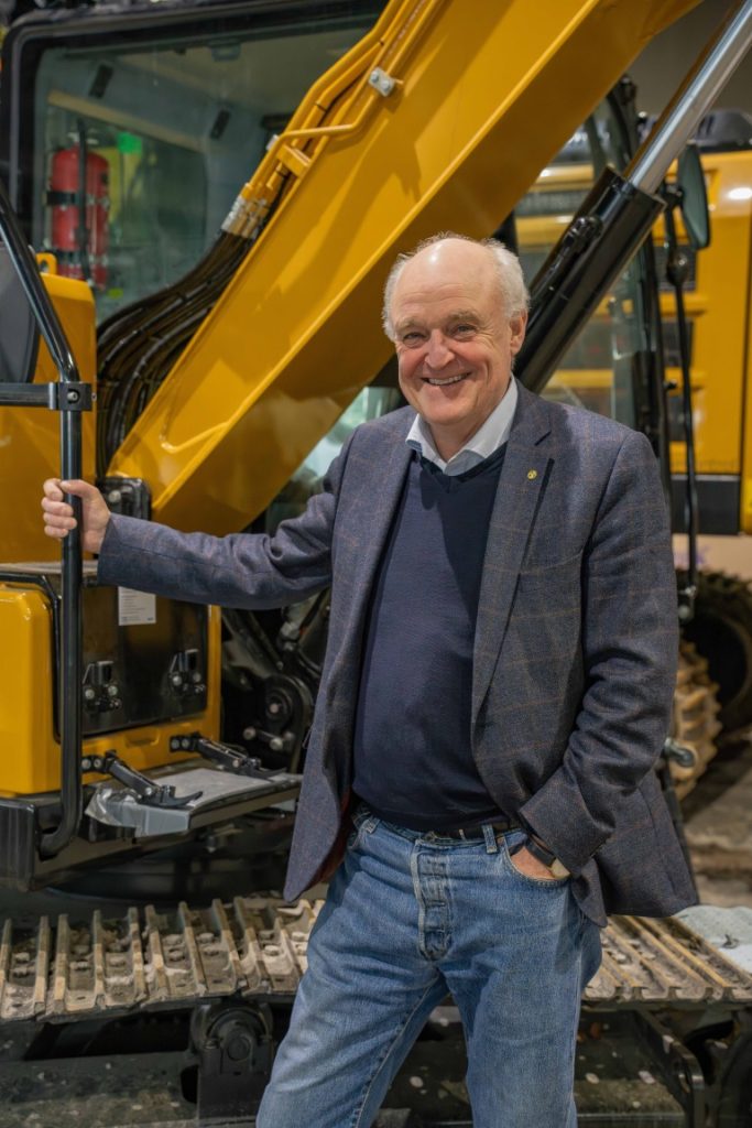 Person framför en entreprenadmaskin på en arbetsplats.