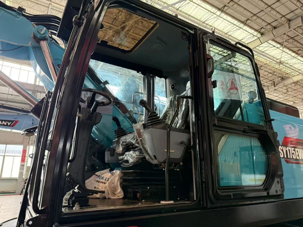 Interiörvy av hytten på SANY SY175EW elektrisk hjulgrävare