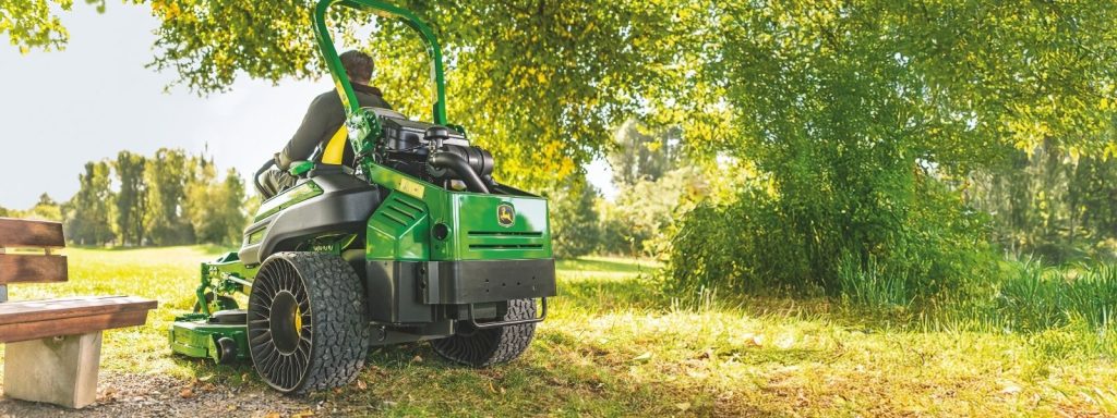 Grönytemaskin i skogsmiljö
