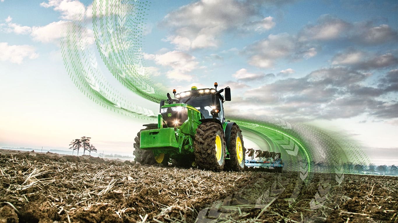 John Deere traktor på åker med digitala uppkopplingsgrafik som symboliserar Connected Support och fjärrstyrning.