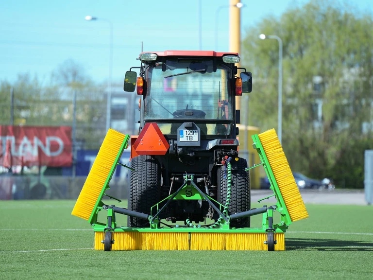 konstgr&auml;sredskap i form av konstgr&auml;sborste och konstgr&auml;splog fr&aring;n SAMI