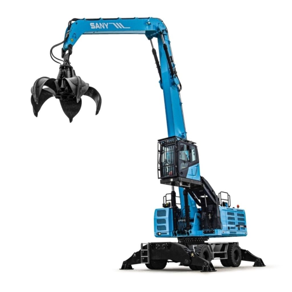 SANY SMHW40E elektrisk materialhanterare med högt monterad hytt och gripklo, visad i arbetsposition mot vit bakgrund.