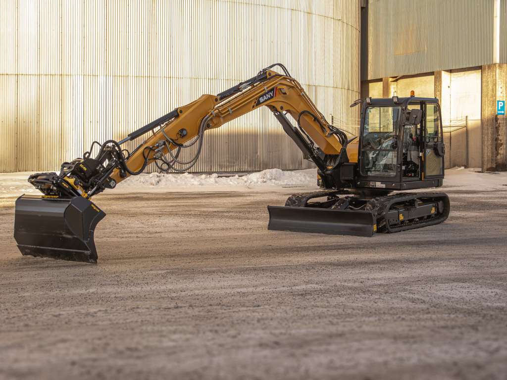 SANY kompaktgrävmaskin i arbetsposition med skopa, robust konstruktion för låg ägandekostnad.