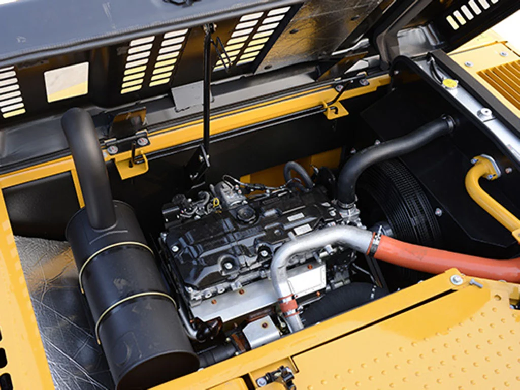 Serviceutrymme i SANY bandgrävare med öppet motorlucka som visar lättåtkomliga komponenter för underhåll.