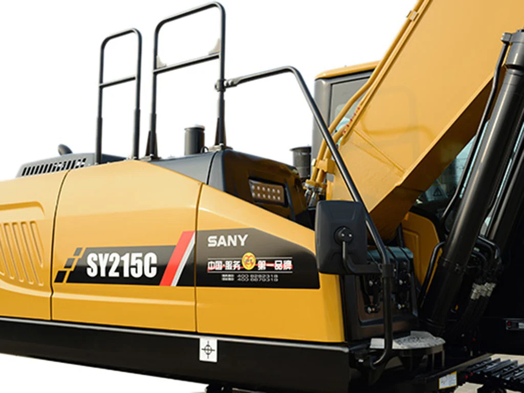 Stor bandgrävare med öppet motorutrymme som visar robust konstruktion och servicevänlig design.